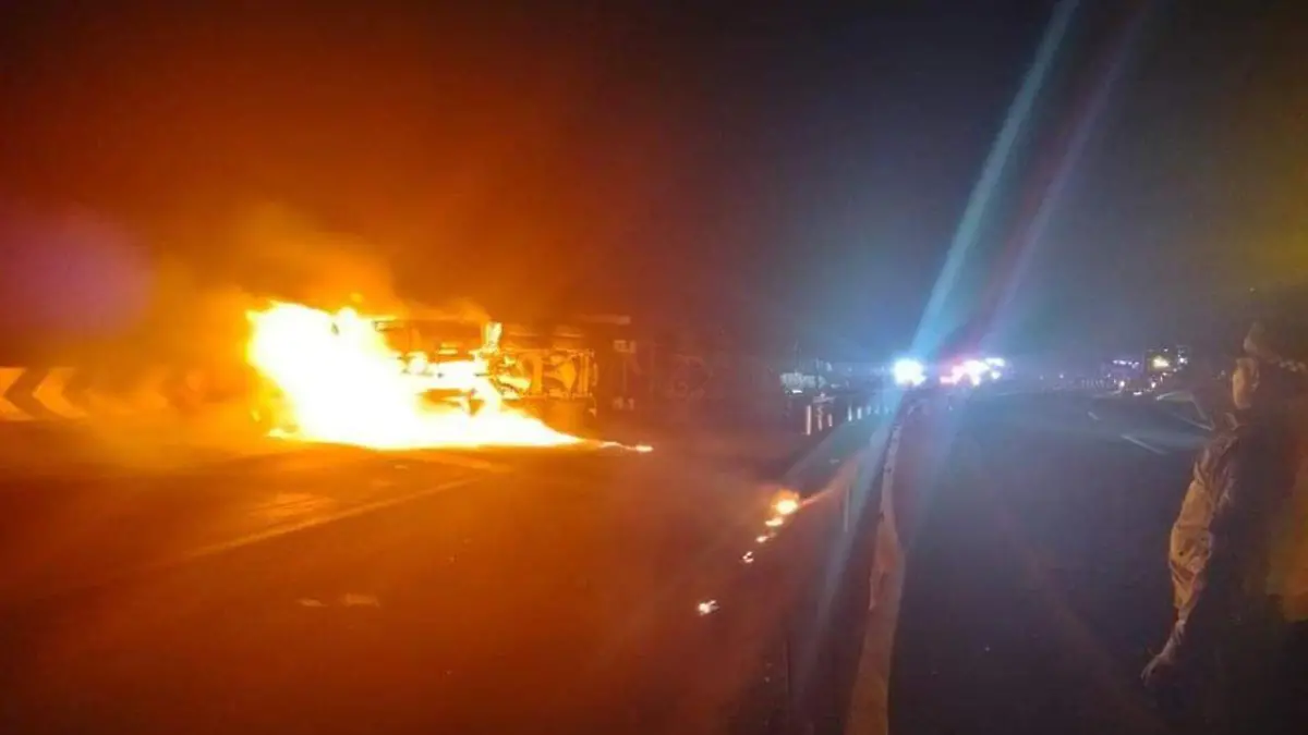 Un tráiler cargado con polines de madera volcó y se incendió en la autopista Puebla-Orizaba